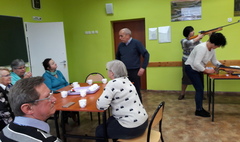 Seniorzy na strzelnicy (link otworzy duże zdjęcie)