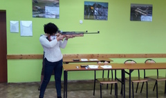 Seniorzy na strzelnicy (link otworzy duże zdjęcie)