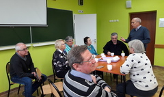 Seniorzy na strzelnicy (link otworzy duże zdjęcie)