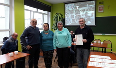 Seniorzy na strzelnicy (link otworzy duże zdjęcie)