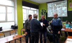 Seniorzy na strzelnicy (link otworzy duże zdjęcie)