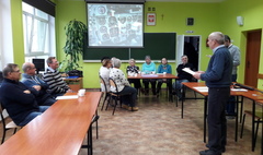 Seniorzy na strzelnicy (link otworzy duże zdjęcie)