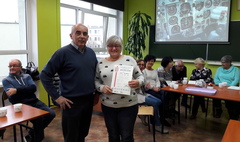 Seniorzy na strzelnicy (link otworzy duże zdjęcie)