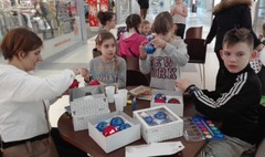 Dekorowali ozdoby świąteczne w szczytnym celu