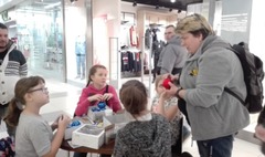 Dekorowali ozdoby świąteczne w szczytnym celu (link otworzy duże zdjęcie)