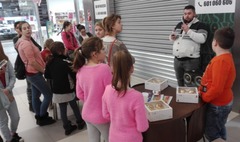 Dekorowali ozdoby świąteczne w szczytnym celu (link otworzy duże zdjęcie)