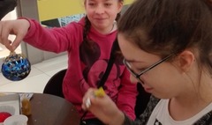 Dekorowali ozdoby świąteczne w szczytnym celu (link otworzy duże zdjęcie)