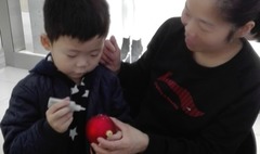 Dekorowali ozdoby świąteczne w szczytnym celu (link otworzy duże zdjęcie)