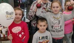 Dekorowali ozdoby świąteczne w szczytnym celu (link otworzy duże zdjęcie)