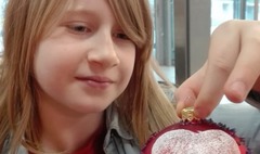 Dekorowali ozdoby świąteczne w szczytnym celu (link otworzy duże zdjęcie)