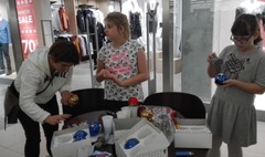 Dekorowali ozdoby świąteczne w szczytnym celu (link otworzy duże zdjęcie)