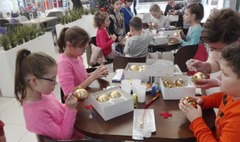 Dekorowali ozdoby świąteczne w szczytnym celu (link otworzy duże zdjęcie)