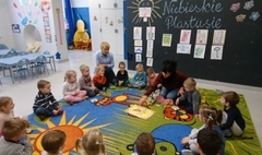 Nauczycielki z Francji i Grecji w gnieźnieńskim Plastusiowie. (link otworzy duże zdjęcie)