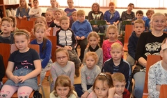 Uczniowie SP3 w przedstawieniu dla przedszkolaków