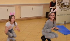 Uczniowie SP3 w przedstawieniu dla przedszkolaków (link otworzy duże zdjęcie)