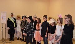 Uczniowie SP3 w przedstawieniu dla przedszkolaków (link otworzy duże zdjęcie)