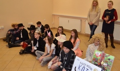 Uczniowie SP3 w przedstawieniu dla przedszkolaków (link otworzy duże zdjęcie)