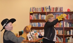 Uczniowie SP3 w przedstawieniu dla przedszkolaków (link otworzy duże zdjęcie)