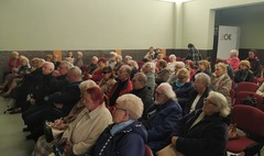 60 seniorów otrzymało bransoletki życia (link otworzy duże zdjęcie)