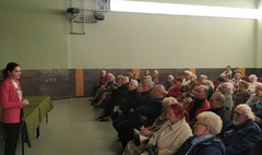 60 seniorów otrzymało bransoletki życia (link otworzy duże zdjęcie)