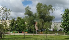 Nowe ławki oraz oświetlenie nad osiedlowym stawem