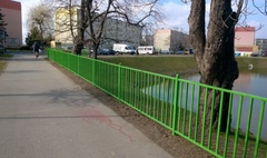 Nowe ławki oraz oświetlenie nad osiedlowym stawem (link otworzy duże zdjęcie)