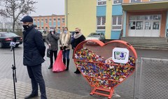 Ekologiczne i charytatywne serca na nakrętki pojawiły się w Gnieźnie