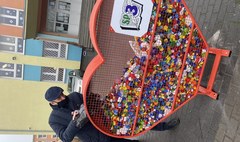 Ekologiczne i charytatywne serca na nakrętki pojawiły się w Gnieźnie (link otworzy duże zdjęcie)