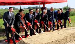 Zdjęcie przedstawia przedstawicieli firmy Tex Year i władz Miasta Gniezna