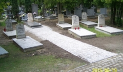 ścieżka z kamienia granitowego, prowadząca do mogiły kpt. Pawła Cymsa