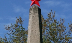 obelisk w kwaterze Armii Czerwonej na cmentarzu parafialnym przy ul. Witkowskiej (link otworzy duże zdjęcie)