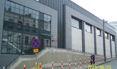 Sala sportowa przy ulicy Świętokrzyskiej z zewnątrz (link otworzy duże zdjęcie)