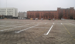 Bezpłatny parking przy ulicy Sobieskiego (link otworzy duże zdjęcie)