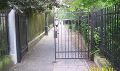 Ogrodzenie wokół Doliny Pojednania (link otworzy duże zdjęcie)