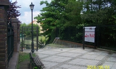 Ogrodzenie wokół Doliny Pojednania (link otworzy duże zdjęcie)