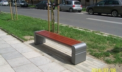 Ławki i stojaki rowerowe na ulicach Gniezna