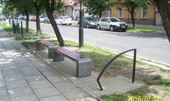 Ławki i stojaki rowerowe na ulicach Gniezna (link otworzy duże zdjęcie)