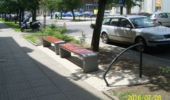 Ławki i stojaki rowerowe na ulicach Gniezna (link otworzy duże zdjęcie)