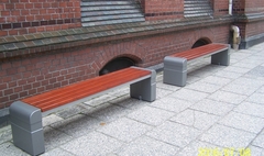 Ławki i stojaki rowerowe na ulicach Gniezna (link otworzy duże zdjęcie)