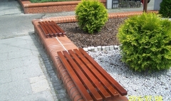 Ławki i stojaki rowerowe na ulicach Gniezna (link otworzy duże zdjęcie)