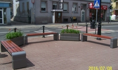 Ławki i stojaki rowerowe na ulicach Gniezna (link otworzy duże zdjęcie)