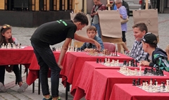 Symultanta szachowa (link otworzy duże zdjęcie)