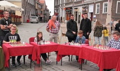 Symultanta szachowa (link otworzy duże zdjęcie)