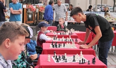 Symultanta szachowa (link otworzy duże zdjęcie)