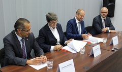 Podpisanie umowy z PKP (link otworzy duże zdjęcie)