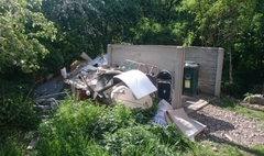 Dzikie wysypisko śmieci. (link otworzy duże zdjęcie)