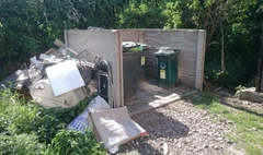 Dzikie wysypisko śmieci. (link otworzy duże zdjęcie)