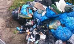 Dzikie wysypisko śmieci. (link otworzy duże zdjęcie)